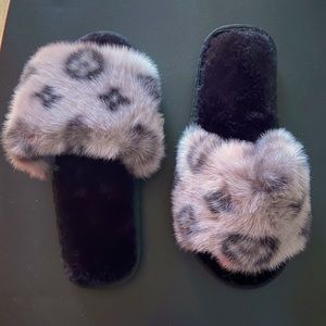 FAUX FUR LV PRINT SLIPPERS Size (L) Fits Sizes 7-9 US